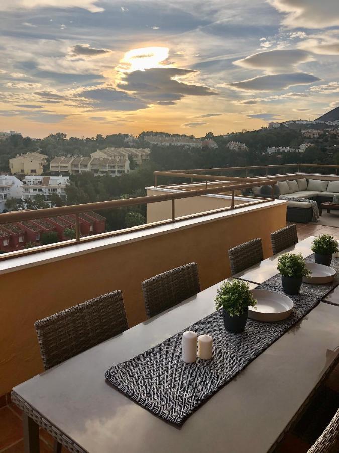 شقة Luxurious Duplex Penthouse With Golf And Sea Views بينالماذينا المظهر الخارجي الصورة